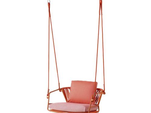 Lisa Swing, fauteuil suspendu en acier et pare-soleil en tissu de Marcello Ziliani (1 430 euros), Scab Giardino.