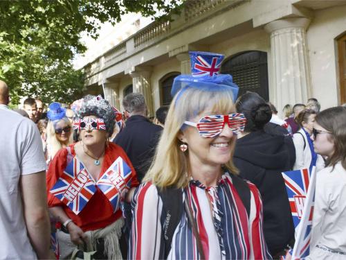 ©Kyodo/MAXPPP - 02/06/2022 ; People walk in costumes designed after the flag of the United Kingdom near Buckingham Palace in London on June 2, 2022, ahead of a Platinum Jubilee parade celebrating the 70th anniversary of Queen Elizabeth's accession to the throne.
(Kyodo)
==Kyodo
