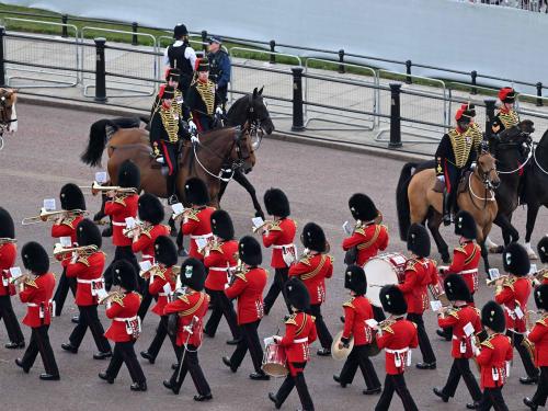 The Band of the Welsh Guards pass mambers of the Kings Troop Royal Horse Artillery on their way to the Queen's Birthday Parade, the Trooping the Colour, as part of Queen Elizabeth II's platinum jubilee celebrations, on June 2, 2022, in London. - Huge crowds converged on central London in bright sunshine on Thursday for the start of four days of public events to mark Queen Elizabeth II's historic Platinum Jubilee, in what could be the last major public event of her long reign. (Photo by Paul ELLIS / POOL / AFP)