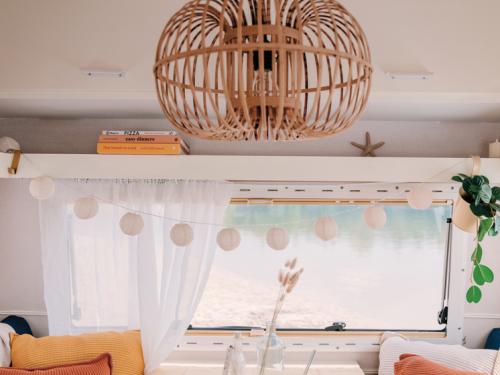 Styliste Liza haalde haar beste trucjes boven om van deze miniruimte een übergezellig tiny house te maken. Bijna alle spulletjes die je hier ziet, komen van CASA.