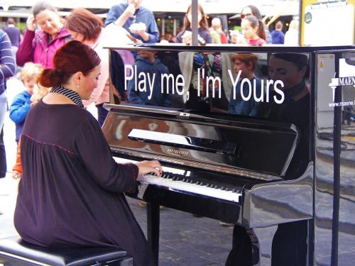 Muzikale talenten konden zich uitleven op een piano.