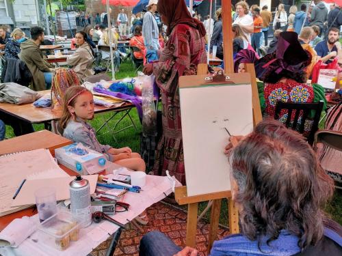 De bezoekers konden tijdens KRAC-Wereldmarkt hun portret laten tekenen door artiest Nabil Anwer.