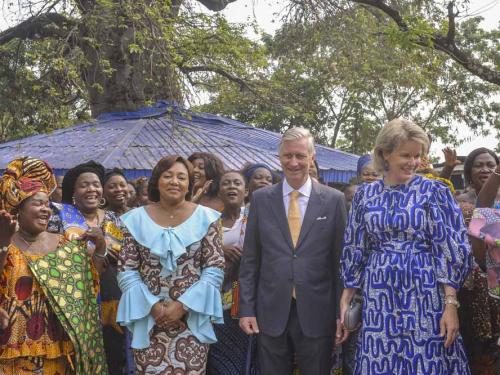 Belgium's King Philippe (C) and Belgium's Queen Mathilde (R) and Denise Nyakeru Tshisekedi (2nd L) wife of Democratic Republic of Congo's President Felix Tshisekedi visit on June 9, 2022 the Ngobila Beach market in Kinshasa, where stall keepers showed traditional fabrics to the royal couple. - . (Photo by Arsene Mpiana / AFP)