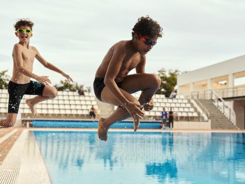 Zwembroek (vanaf 18 euro) en bril (15 euro) voor de jeugd, van Speedo.