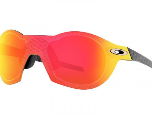 Sportzonnebril (218 euro), van Oakley.