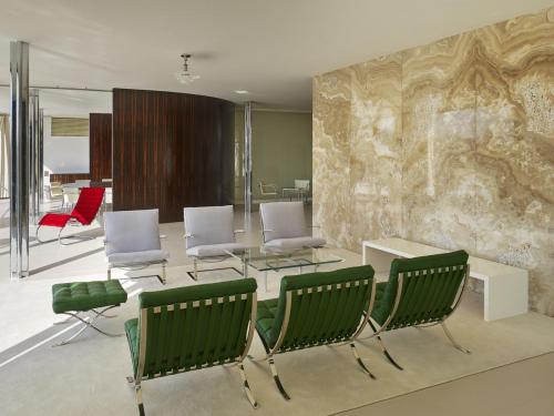 De woonkamer van Villa Tugendhat waarvoor een aantal meubels speciaal werden ontwikkeld.
