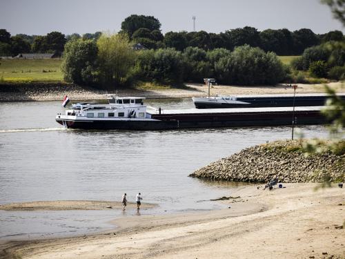 LOBITH - Een drooggevallen schip in de Rijn. De waterstand in de rivier is gedaald naar 6,48 meter boven NAP, een nieuw laagterecord. Nederland kampt met een watertekort na een periode van aanhoudende droogte. ANP ROB ENGELAAR