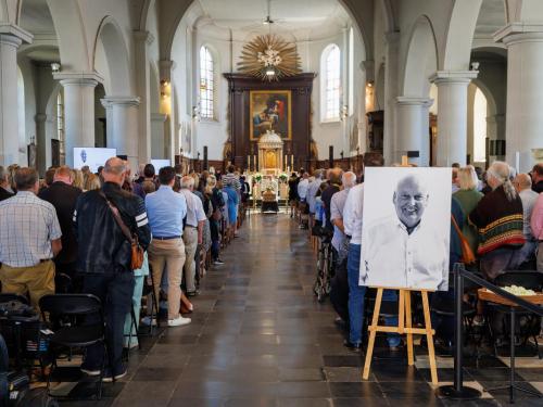 Zo’n 400 mensen woonden de begrafenis van Ignace Crombé bij in de kerk van Deerlijk. (foto: Foto Kurt)