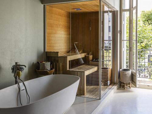 Un sauna est intégré dans la salle de bains, pour les moments de détente.