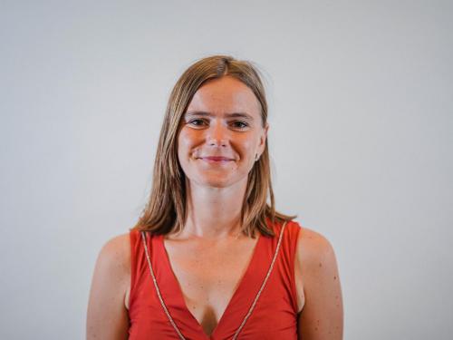 Niki Allary (28) heeft roots in Koksijde, maar woont in Kuurne. Ze werkt als advocate voor Bonus Advocaten in Kortrijk en is bestuurslid bij Conferentie Jonge Balie Kortrijk.