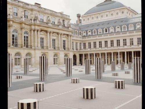 Dans la cour du Palais Royal, sur les colonnes de Buren, une dream team. Thomas Tistounet, le fondateur du showroom Untitled, accompagne les premiers pas de Cyril Bourez sur la scène mode.
