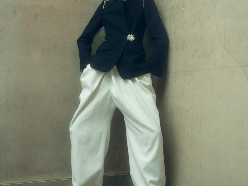 Getailleerd jasje en oversized pantalon, van Dries Van Noten. Prijs op aanvraag