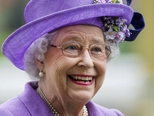 Queen Elizabeth II woont een paardenrace bij in 2013. (c) Getty