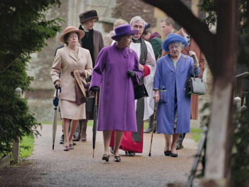 Verschillende royals wonen de kerstviering bij in 1994. Queen Elizabeth II hier helemaal in het paars. (c) Getty