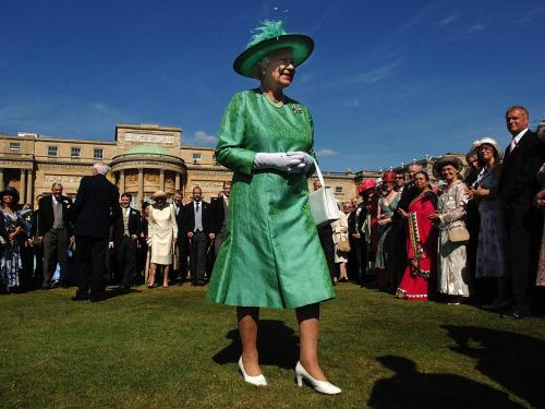 Queen Elizabeth ll houdt een tuinfeest op Buckingham Palace in 2006. (c) Getty