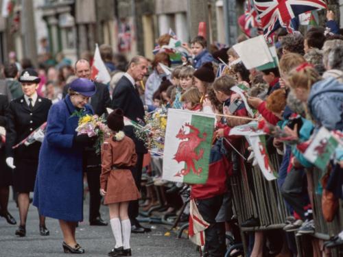 Elizabeth II draagt een blauwe jas en bijpassende hoed van Frederick Fox,bij een bezoek in Wales, 1989. (c) Getty