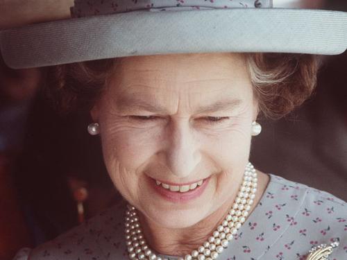 In India droeg Elizabeth II een hoed van Frederick Fox en een jurk van Hardy Amies, 1983. (c) Getty