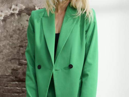 Groen op kantoor: blazer (59,99 euro) en pantalon (39,99 euro), van C&A.