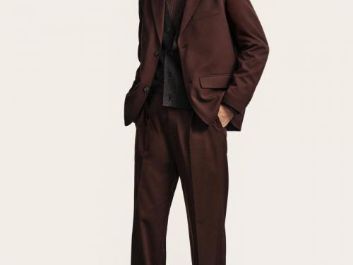 Oversized pak in kastanjebruin: blazer (69,99 euro), bijhorende pantalon (39,99 euro), trui (24,99 euro) en loafers (39,99 euro), van H&M.
