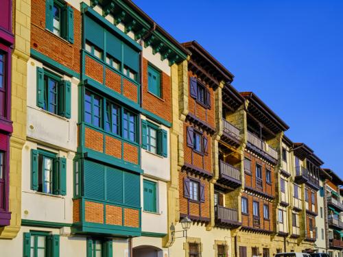 Hondarribia-Irun is een fraai, versterkt stadje aan de kust. Het staat bekend om de kleurrijke huizen met houten balkons in de La Marina wijk. De stad ligt ingeklemd tussen de zee en de 543 meter hoge Jaizkibel heuvel. Het heeft een historisch centrum met smalle straatjes, oude stadsmuren en grachten.