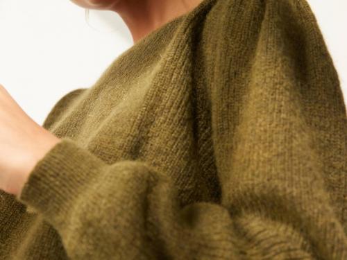 PlooitjesEffen trui in een mohairmix, met plooitjes op de schouder (169 euro), van Her.