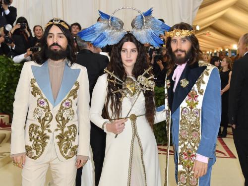 Alessandro Michele, Lana del Rey en Jared Leto, Met Gala 2018, Thema: Heavenly Bodies. (© Angela Weiss/AFP via Getty Images)