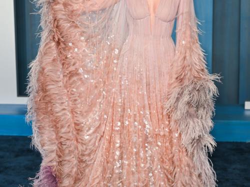 Dakota Johnson, Vanity Fair Oscar Party, 2022. (© Karwai Tang/Getty Images)
