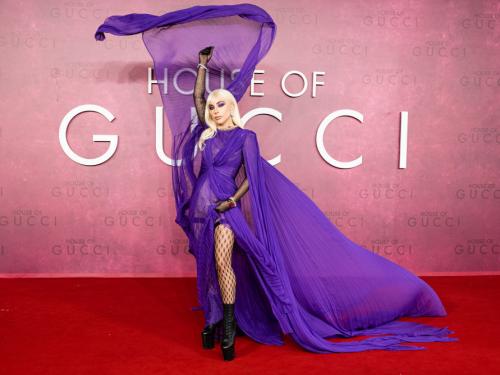 Lady Gaga tijdens de Britse première van "House of Gucci" in 2021 (© Samir Hussein/WireImage)