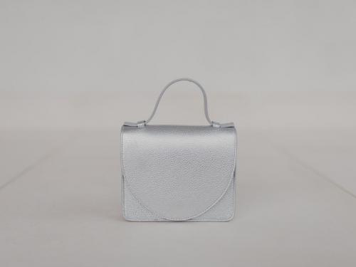 Zilverkleurige tas (299 euro), van Mieke Dierckx