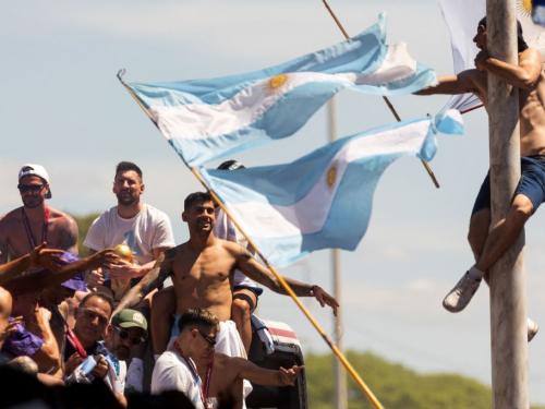 L'Argentine est sortie massivement dans les rues pour voir ses héros. (Photo by TOMAS CUESTA / AFP) (Photo by TOMAS CUESTA/AFP via Getty Images)