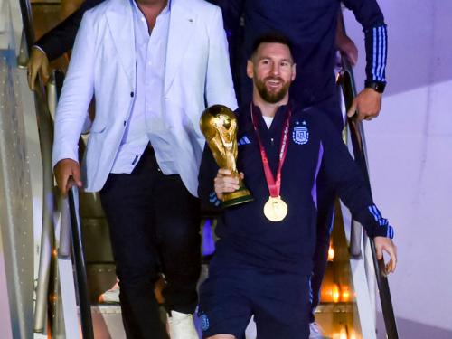 BUENOS AIRES, ARGENTINA - DECEMBER 20: Lionel Messi, Claudio Tapia, Lionel Scaloni get off the plane with the FIFA World Cup during the arrival of the Argentina men's national football team after winning the FIFA World Cup Qatar 2022 on December 20, 2022 in Buenos Aires, Argentina. (Photo by Marcelo Endelli/Getty Images)