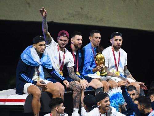 BUENOS AIRES, ARGENTINA - DECEMBER 20:  (L-R) Leandro Paredes, Rodrigo De Paul, Lionel Messi, Angel Di Maria and Nicolas Otamendi celebrate on the bus during the arrival of the Argentina men's national football team after winning the FIFA World Cup Qatar 2022 on December 20, 2022 in Buenos Aires, Argentina. (Photo by Rodrigo Valle/Getty Images)