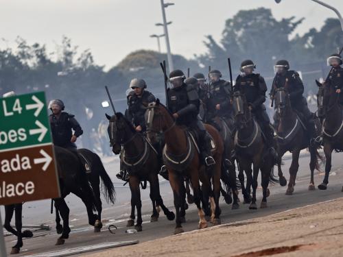 Veiligheidstroepen treden op als aanhangers van de Braziliaanse ex-president Jair Bolsonaro demonstreren tegen president Luiz Inacio Lula da Silva, in het Planalto paleis, in Brasilia, Brazilië, 8 januari 2023.