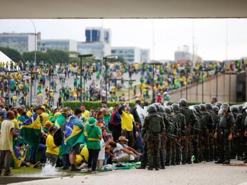 Veiligheidstroepen treden op als aanhangers van de Braziliaanse ex-president Jair Bolsonaro  buiten het Nationaal Congres van Brazilië betogen tegen president Luiz Inacio Lula da Silva in Brasilia, Brazilië, 8 januari 2023.