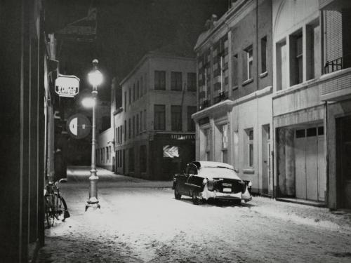 Hertstraat, nachtelijke opname bij sneeuw gezien richting Zeedijk in de jaren ‘50