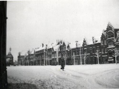 Het Vandenpeereboomplein in de sneeuw in 1952