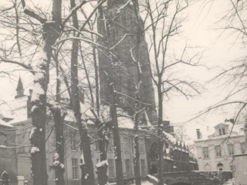 De Dijver onder de sneeuw, op de achtergrond de Onze-Lieve-Vrouwekerk in 1969