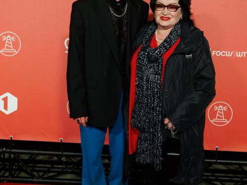 Acteur Zakhar Shadrin en zijn moeder.