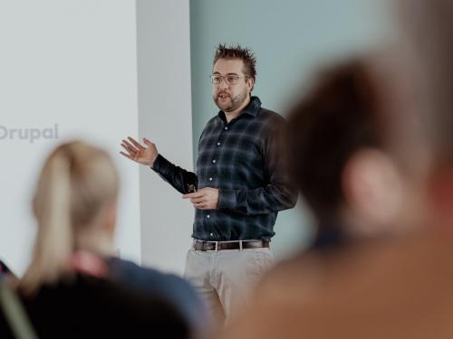 Dries Buytaert geeft een keynote speech ©Lennen Descamps