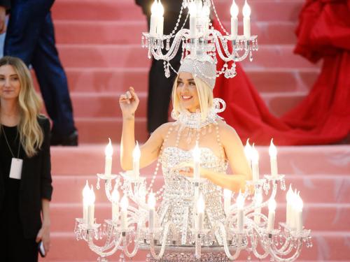 Katy Perry als kandelaar tijdens het Met Gala in 2019, een creatie van Jeremy Scott voor Moschino