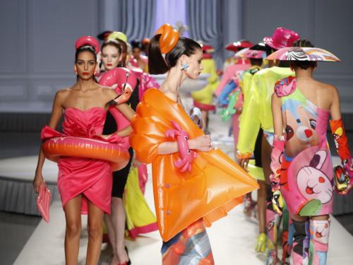 Opblaasbare mode bij Moschino Spring/Summer 2023