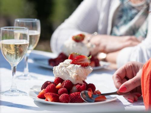 Je kunt er picknicken bij de fonteinen, of waag je aan een portie van de befaamde ‘crème de Chantilly’.