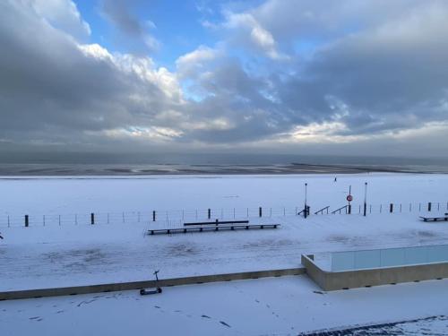 Het strand van Oostende kreeg zaterdag al een mooi laagje sneeuw, maar dat verdween snel.
