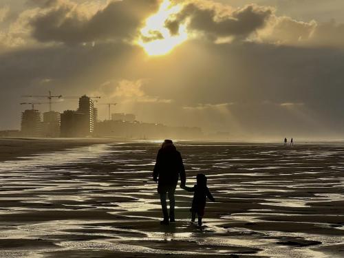 “Ik hoop dat dit meisje later herinneringen heeft aan haar strandwandeling met haar mama”, vertelt Katia over deze foto van 24 november. “Foto’s leggen momenten vast die nooit meer terugkeren. Daarom is het belangrijk om er zoveel als mogelijk vast te leggen.”