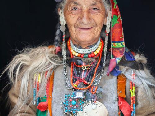 Tsiring Galzom pose avec le costume traditionnel brokpa dans son village de l'Himalaya