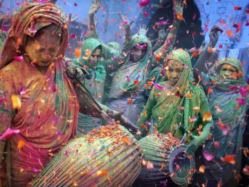 Les veuves de Vrindavan célébrent la Holi