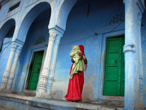 Une mère et son enfant dans les rues de Pushkar