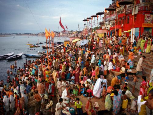 Début de journée sur les rives du Gange sacré à Varanasi