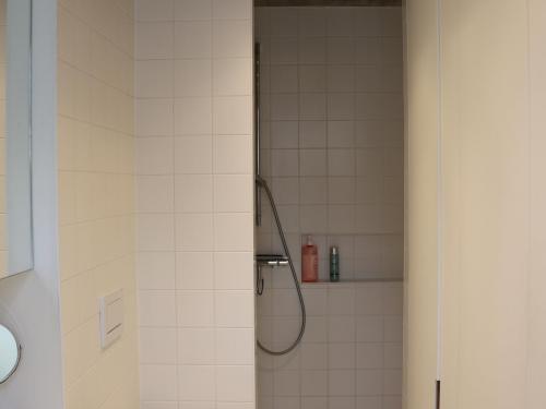 Het betonnen plafond is overal zichtbaar, ook in de doucheruimte.