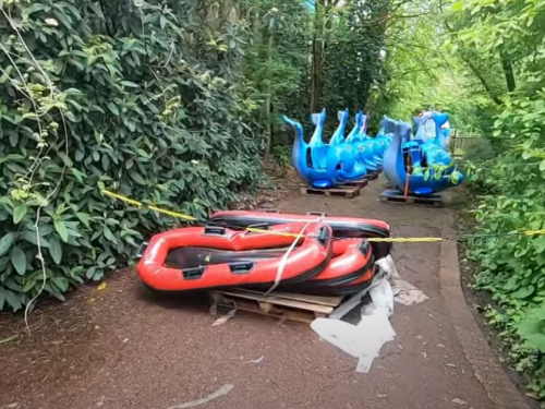 Het werkmateriaal dat in andere pretparken normaal afgeschermd backstage ligt, zie je hier gewoon open en bloot.